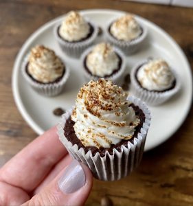 greek yogurt frosting cupcakes