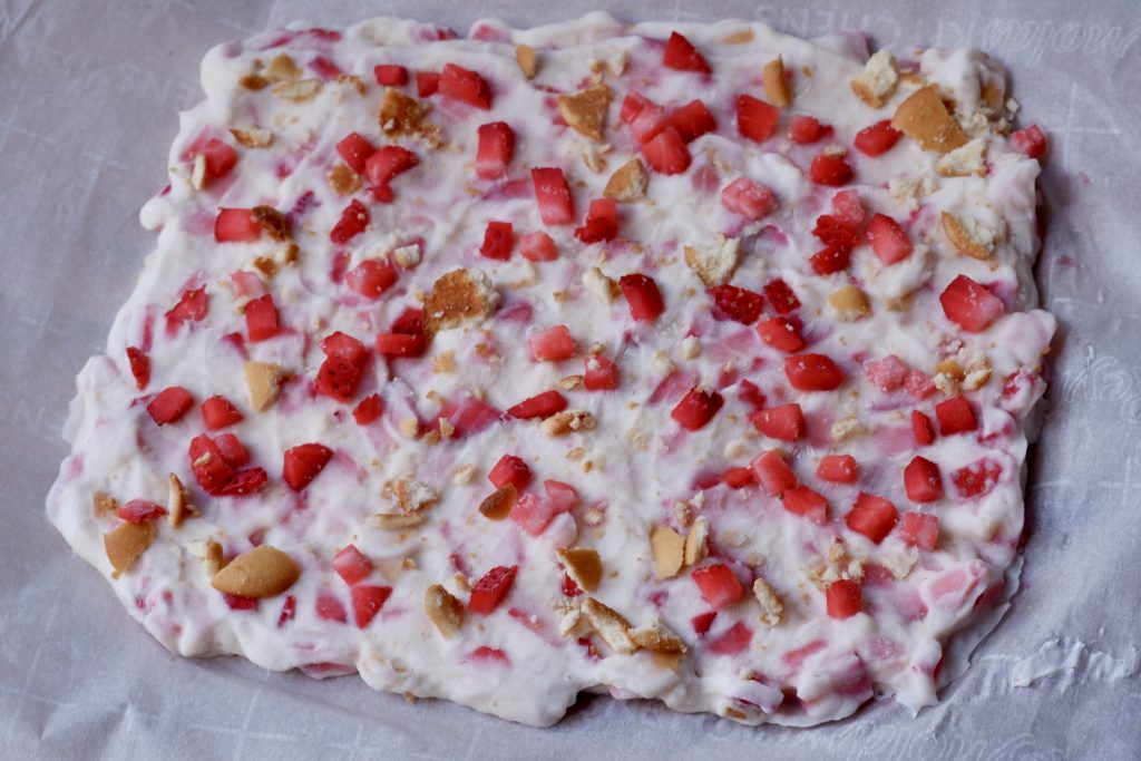 strawberry cheesecake frozen yogurt bark