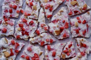 strawberry cheesecake frozen yogurt bark