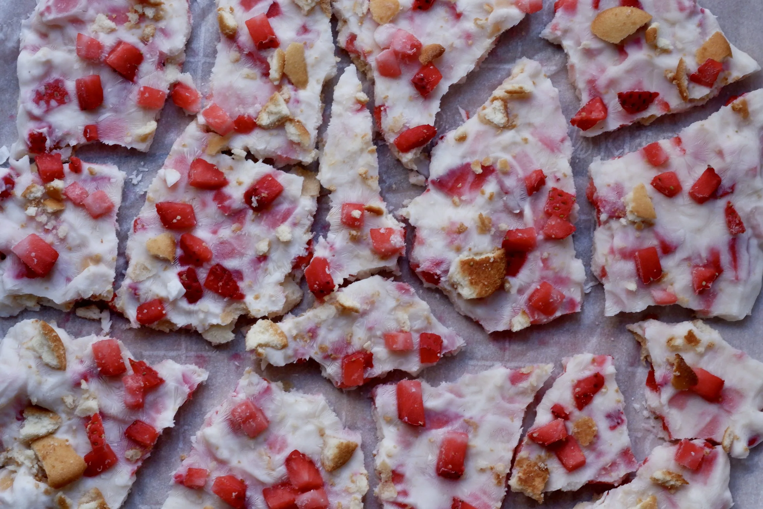strawberry cheesecake frozen yogurt bark